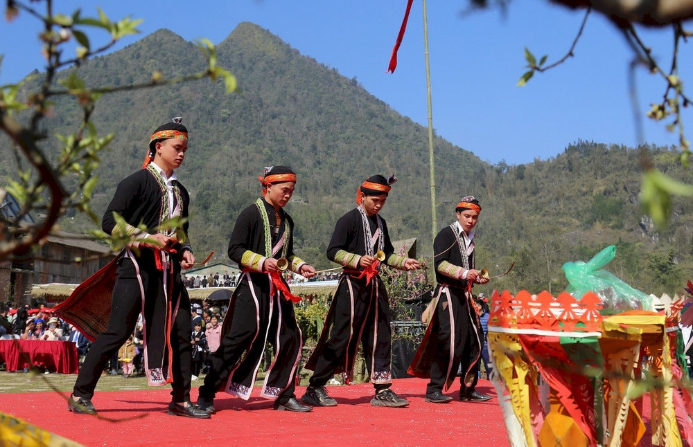 /sitecore/media library/SEO-images/2025 SEO/Traffic TA/MB/Ta phin village/the-art-performances-are-elaborately-constructed-bearing-national-identity